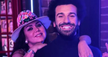 رانيا يوسف بجانب تمثال محمد صلاح وآخرين بمتحف مدام توسو فى لندن .. صور