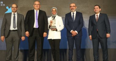 احتفالية bt100 تكرم مؤسسة أهل مصر للتنمية..ومنال حسني تتسلم الجائزة
