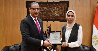 محافظ الفيوم يكرم طالبة فازت برئاسة لجنة الخطة والموازنة ببرلمان الشباب