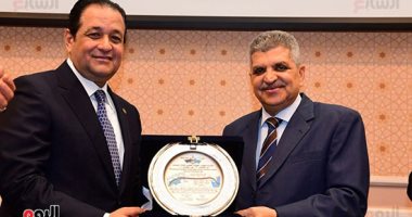 "نقل النواب" توافق على موازنة هيئة قناة السويس وتهدى الفريق أسامة درع اللجنة.. صور