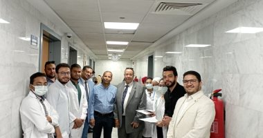 امتحان داخل المستشفى.. نائب رئيس جامعة الأقصر يتابع امتحانات طلاب كلية الطب