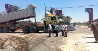 رصف طريق "بنجا - بنى حرب" فى طهطا سوهاج بتكلفة 9 ملايين جنيه.. صور