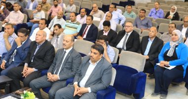 سكرتير عام سوهاج يترأس اجتماع مناقشة الموقف التنفيذى لمشروعات "حياة كريمة"