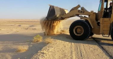 تواصل حملات إزاحة الرمال المتكاثرة من على الطرق بقرى سيناء