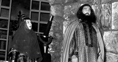 صورة نادرة ليوسف وهبي وأمينة رزق من مسرحية " سر الحاكم بأمر الله "