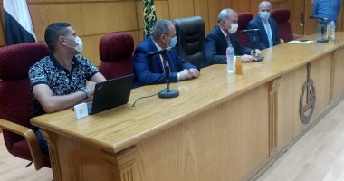 محافظ القليوبية يتابع حملة "طرق الأبواب" لتطعيم موظفى الديوان العام ضد كورونا