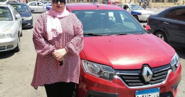 "صابرين" سيدة تخصص سيارتها لنقل المرضى بين بورسعيد والمحافظات الأخرى.. لايف