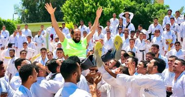 بطريقتهم.. طلاب رابعة تربية رياضية الأزهر يحتفلون بأستاذهم تقديرا له.. صور