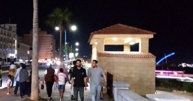 التمشية على كورنيش مطروح ترد الروح.. أجواء رائعة وهدوء ما قبل صخب المصيف.. لايف