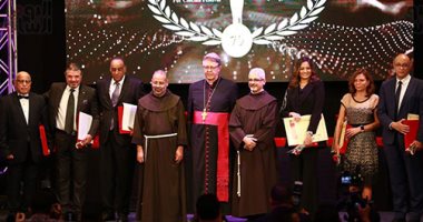 مهرجان المركز الكاثوليكى يمنح شهادات الإبداع الفني لفتحي عبد الوهاب وحنان سليمان