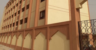 لجنة بمنطقة الأقصر الأزهرية تتسلم معهد الرياينة الابتدائى.. صور