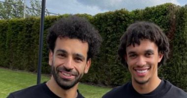 شاهد.. واقعة طريفة لـ محمد صلاح وأرنولد قبل مباراة كريستال بالاس