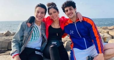 أبطال فيلم "خمس جولات" يعودون من المجر بعد تصوير المشاهد الخارجية