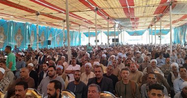 شايل كفنه على إيده.. "القودة" تنهى ثأر عائلتين فى إدفا بسوهاج.. لايف وصور