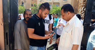 بدء امتحان العربى لطلاب الدبلومات الفنية..وتفتيش الطلاب لمنع دخول الهواتف