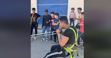 عمرك شوفت واحد بيجر 3 أطنان بأسنانه؟.. شوف ابن طنطا عملها إزاى