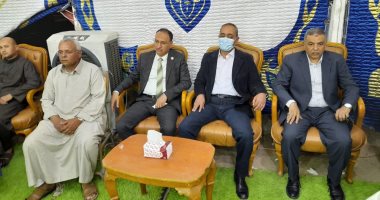 محافظ الإسماعيلية يقدم واجب العزاء في ضحايا الحادث الأليم.. صور