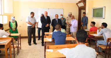 محافظ قنا يتفقد امتحانات الدبلومات الفنية بمدارس المحافظة.. صور