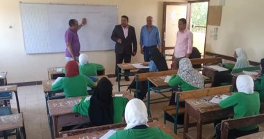 وكيل "تعليم الوادى الجديد" يتفقد امتحانات الدبلومات وانتظام الطلاب باللجان.. صور