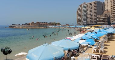 زحام كبير على بحر الإسكندرية.. الناس مالية البحر والشط كأننا فى أغسطس".. فيديو