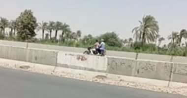 جثة و10آلاف جنيه..مصرع شاب فى حادث وإسعاف بنى سويف يسلم المبلغ للشرطة (فيديو)