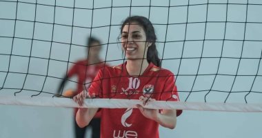 الجهاز الطبي لسيدات طائرة الأهلي يطمئن على مايا ممدوح