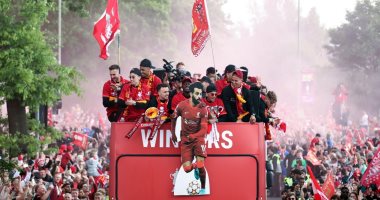 لاعبو ليفربول يدعمون محمد صلاح بمجسم خلال الاحتفال بالألقاب المحلية