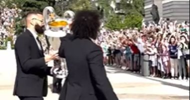 هكذا احتفل لاعبو ريال مدريد بدوري الأبطال بمحيط النادي الملكي.. فيديو