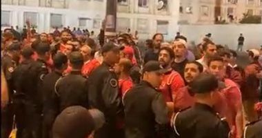 جماهير الأهلي تؤازر اللاعبين بعد مرانه الأخير بالمغرب وتردد هتافات حماسية.. فيديو