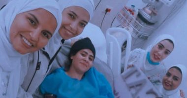 عاملو مجمع الإسماعيلية الطبي يحتفلون بعيد ميلاد طالبة أصيبت بحادث قطار.. صور