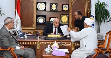 محافظ قنا يستقبل 65 مواطنا بمكتبه لبحث شكاواهم.. صور