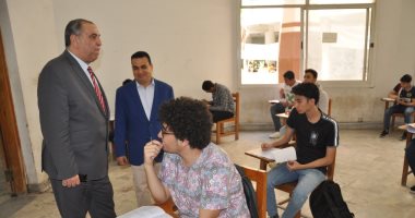 رئيس جامعة حلوان يتفقد كليتى الحاسبات والتربية لمتابعة سير امتحان نهاية العام