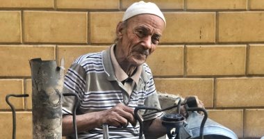 لوحة تراثية منسية تحتفظ بتاريخ الزمن الجميل.. قصة أقدم صانع "بوابير جاز" بالدقهلية.. عم السيد امتهن الحرفة فى عمر الـ15 وحافظ عليها من الاندثار طوال 82عاما.. ويؤكد: "الحرفة كان ليها شنة ورنة وربت لى عيالى.. صور