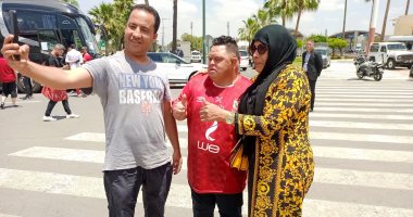 جماهير المغرب تلتقط الصور التذكارية مع "أمح" قبل مواجهة الأهلى فى النهائى