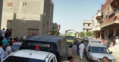 نقل جثامين 3 أطفال أشقاء عثر عليهم مذبوحين بمنزلهم بالدقهلية للمشرحة.. لايف
