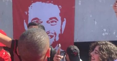 الفنانة مايان السيد تدعم الأهلى أمام الوداد من أمام صورة الراحل عمرو فهمى