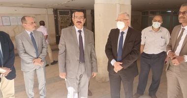 نائب رئيس جامعة حلوان يتفقد لجان امتحانات نهاية العام.. صور