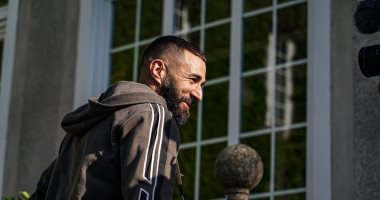 استقبال حافل من لاعبي منتخب فرنسا لـ كريم بنزيما بعد التتويج باللقب القاري