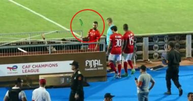 شاهد ماذا فعل عمرو السولية بميدالية "وصيف أفريقيا" بعد خسارة الأهلى؟