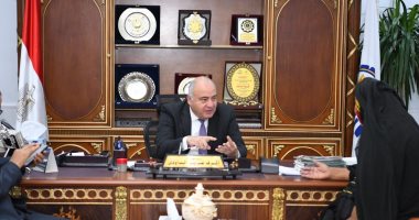 محافظ قنا يستقبل 71 مواطنا بمكتبه لبحث شكاواهم
