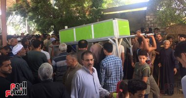تشييع جثامين 5 من عائلة واحدة ضحايا حادث ميني باص الدقهلية والبحث عن سادس