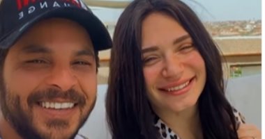 محمد رشاد يغنى لخطيبته " أنت وبس " وهى ترد "حياتى .. فيديو