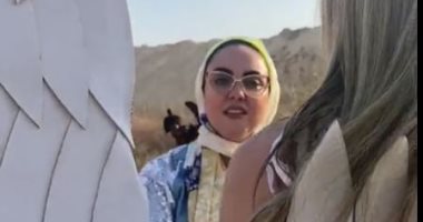 يطلقون عليها "ملكة الفانتازيا".. طبيبة أسنان تخصصت في تصميم الملابس الغريبة