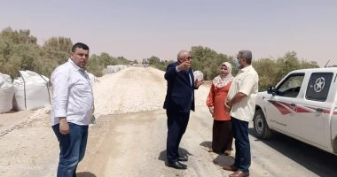 محافظ الوادى الجديد يتابع رفع كفاءة طريق بغداد الأقصر بمركز باريس .. صور 