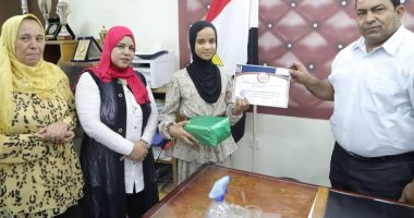 وكيل تعليم الوادى الجديد يكرم الفائزين بالمسابقة الثقافية باللغة الإنجليزية.. صور
