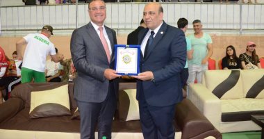 الكونغ فو يمنح سفير مصر بالجزائر درع الاتحاد بعد بطولتى الكأس والشباب الأفريقية