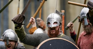 مهرجان " Jorvik Viking Festival " الحضور بملابس المحاربين القدماء .. صور