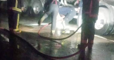 السيطرة على حريق شاحنة مواد بترولية بعد انقلابها قبل مدخل الغردقة 