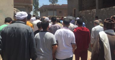 شاهد لحظة دفن جثامين الأطفال الثلاثة ضحايا أمهم بالدقهلية.. لايف