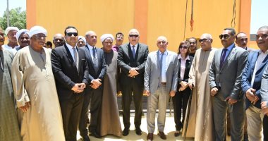 محافظ قنا يشهد التشغيل التجريبى لمحطة الصرف الصحى بقرية الصالحية 